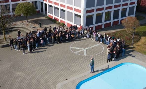 Zeichen gegen den Krieg in der Ukraine an der Kantonsschule Reussbühl
