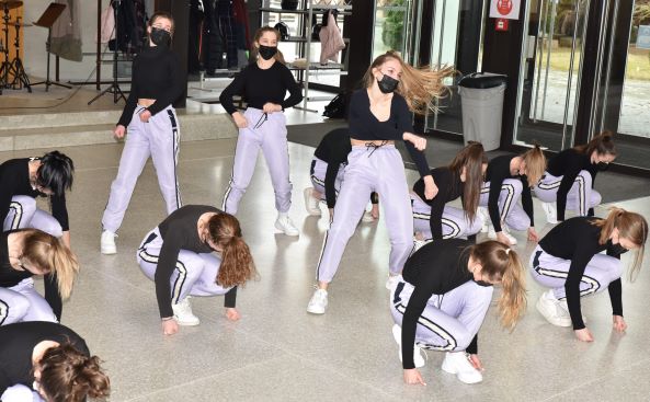 Die 17 Mitglieder der Tanzgruppe "Level up" zeigen eine eindrückliche Show an der "Open Stage KSW" vom 1. Februar 2022.