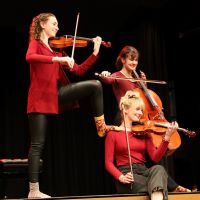 Flurina Plattner, Maelle Dietrich und Laila Wettstein mit «Performance für Streichtrio»