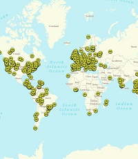 Weltkarte mit Kängen aus dem Wald