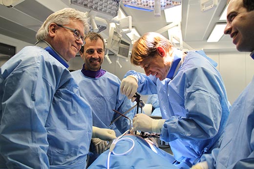 Medizinische Weiterbildungen für Chirurgen (z.B. WetLab im AMTS in Basel).