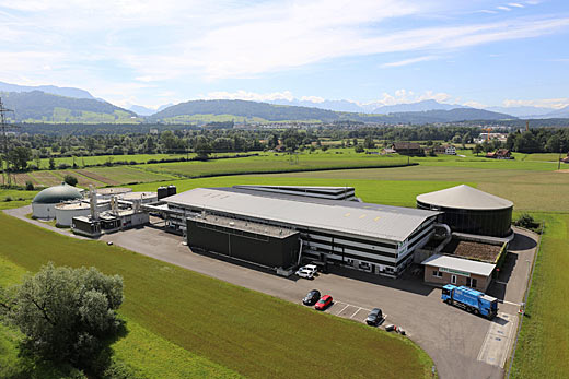 Ein beeindruckender „Energie-Leuchttürme“ im Kanton Luzern: Die grösste und modernste Biogasanlage der Schweiz – die Anlage der der SwissFarmerPower Inwil AG.